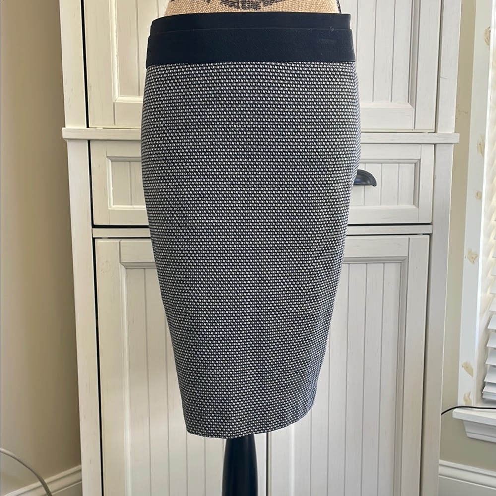 BCBGMAXAZRIA XS Black and White Knee-Length Pencil Skirt